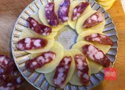 Illustration of how to make steamed potatoes with sausage 4