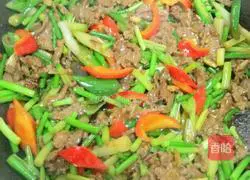 Illustration of how to stir-fry beef tenderloin 8