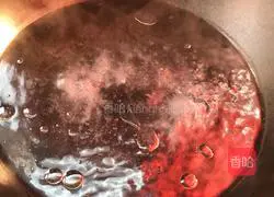 Illustration of how to make fried shredded pork with dried celery and fragrant 5