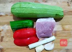 Illustration of how to make fried pork slices with green and red pepper and zucchini 1