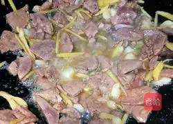 How to stir-fry pork liver and sausage Illustration 4