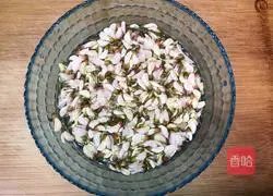 Illustration of how to make fragrant Sophora japonica eggs 2