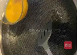 Illustration of how to make scrambled eggs with cabbage and vermicelli 2