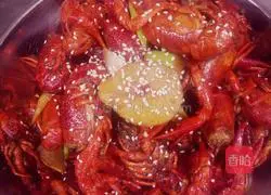 Illustration of braised crayfish in spicy oil 3