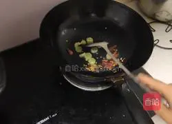 Illustration of making homemade potato shreds 5