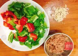 Illustration of how to make shredded pork with green and red pepper 1