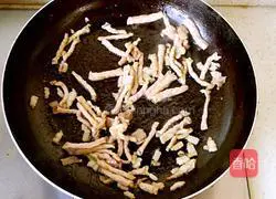 Illustration of how to stir-fry pork with garlic moss 4