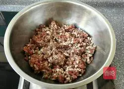 Illustration of how to make beef patties 1