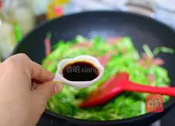 Illustration of how to stir-fry bacon with garlic sprouts 7