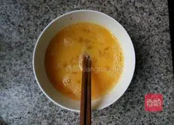 Illustration of how to make fried eggs with leeks 2