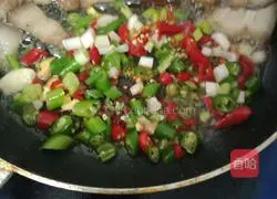 Illustration of how to make stuffed potatoes with meat 6