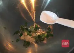 Illustration of how to make wolf tooth potatoes 4