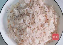 Illustration of how to make fried shrimp skin with green pepper 1