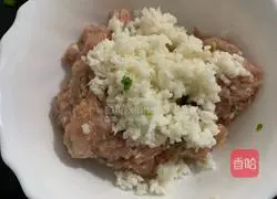 Water chestnut glutinous rice Illustration of how to make meatballs 4
