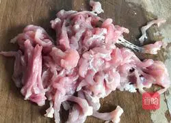 Illustration of how to make fried shredded pork with dried celery and fragrant 1