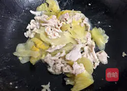 Illustration of how to make fried pork slices with pickles 13