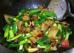 Illustration of how to make twice-cooked pork with garlic 8