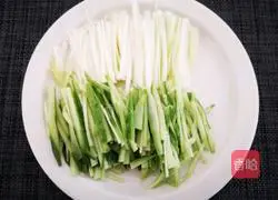 Illustration of how to make shredded pork with Beijing sauce 3