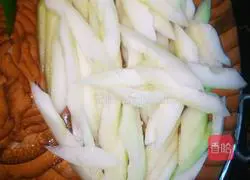 Illustration of how to make fried bacon and loofah 1