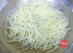Illustration of how to make potato shreds with pepper oil 3