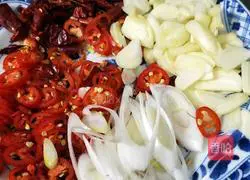 Illustration of how to make fried shredded pork with celery and fungus 1