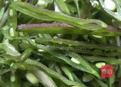 Illustration of how to stir-fry pig ears and beans with green pepper and shredded pork 2