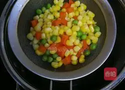 Illustration of how to make diced chicken stir-fried with colored beans 3