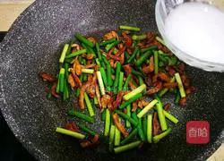 Illustration of how to stir-fry shredded pork with garlic moss 9