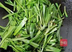 Illustration of how to stir-fry shrimps with leeks 8