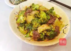 Illustration of how to make fried beef with broccoli 11