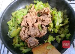 Illustration of how to make fried bitter melon with sliced meat 16