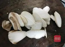 Illustration of how to stir-fry bacon with king oyster mushroom 3