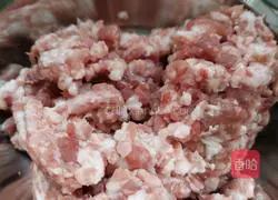 Illustration of how to make hot pot pork meatballs 1