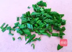 Illustration of how to cook potato slices with pork skin 5