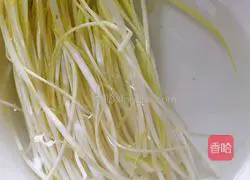 Illustration of how to make fried shredded pork with chives 4