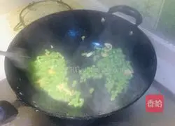 Fried ham sausage with minced cowpeas, eggs and fungus Practice illustration 5