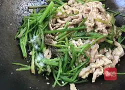 Illustration of how to stir-fry meat with spinach stalks 11