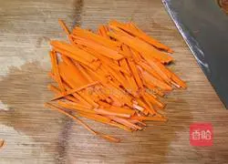 Illustration of how to make asparagus, carrots and shredded pork 2