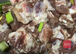 Illustration of how to make dry pot spareribs 1