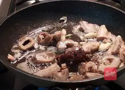 Illustration of how to stir-fry fat intestines with green garlic 5
