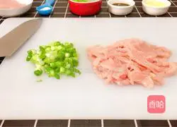 Illustration of how to stir-fry shredded pork with day lily 4