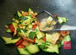 How to stir-fry meat with cucumber Illustration 5