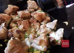 Illustration of how to make ribs, potatoes and beans stewed 9