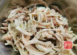 Illustration of how to make cold shredded chicken 3