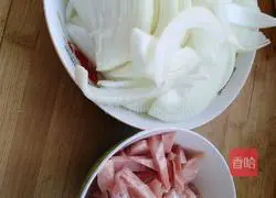 Illustration of how to make fried onion with meat 1