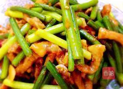 Illustration of how to make shredded pork with garlic sprouts 7