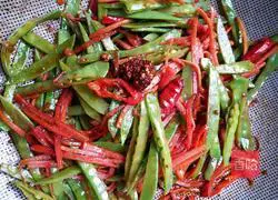 Illustration of how to make fried snow peas 6