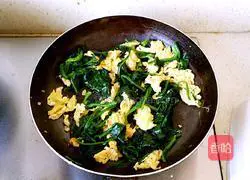 Illustration of how to make spinach and scrambled eggs 11
