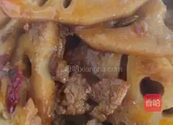 Illustration of how to make spicy fried lotus root slices 13