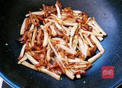 Illustration of how to stir-fry shredded pork with king oyster mushroom 8